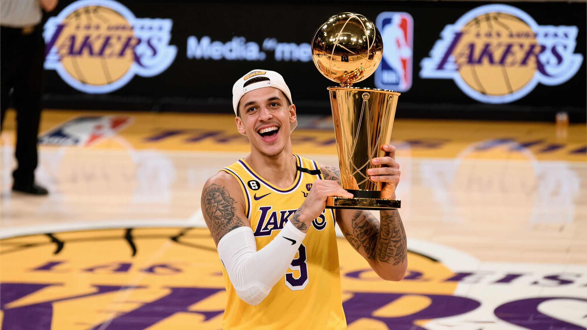 卡鲁索双冠得偿,湖人媒体推文致贺 在NBA的辉煌舞台上,获得冠军荣誉是无数球员奋斗的